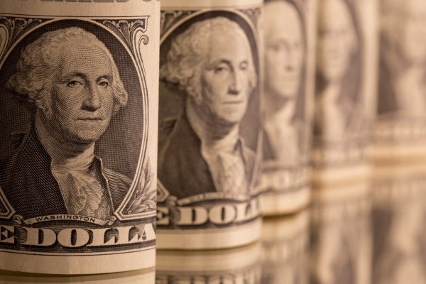 <p>Dólar sube en la apertura y se acerca a nuevos máximos en lo que va del año por renovada tensión en Medio Oriente y tras sorpresa del IPC en Chile</p>