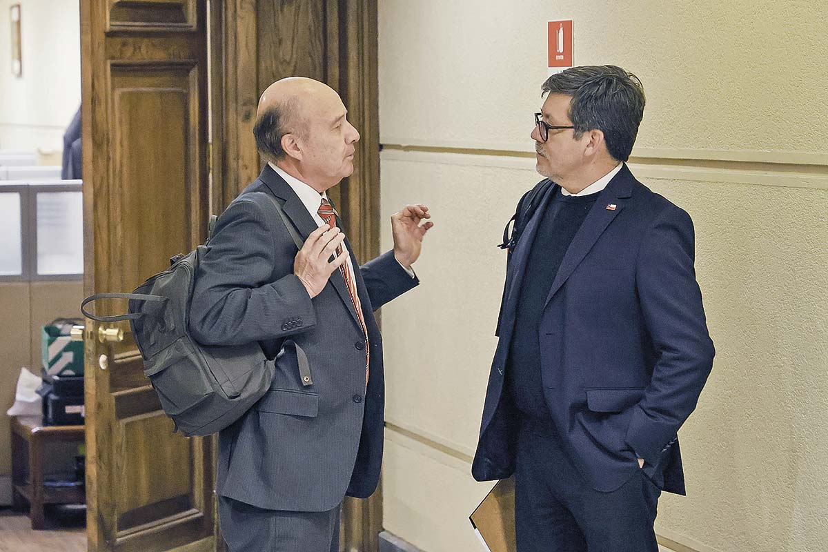 <p>El ministro de Hacienda, Jorge Quiroz, con el director de Presupuestos, José Pablo Gómez. Foto: Aton.</p>