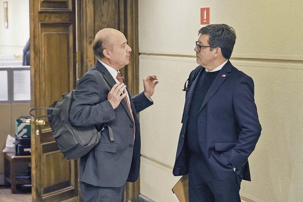 <p>El ministro de Hacienda, Jorge Quiroz, con el director de Presupuestos, José Pablo Gómez. Foto: Aton.</p>