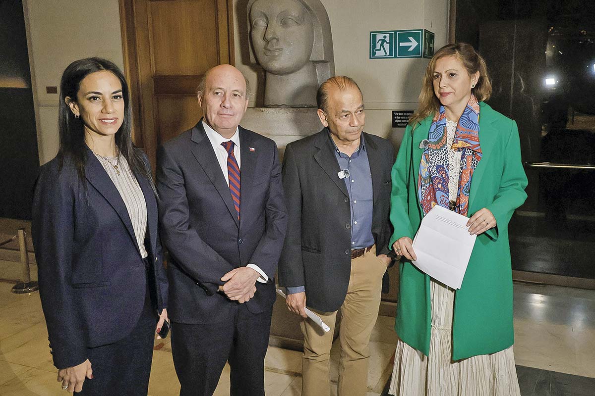 <p>Pasadas las 20 horas se anunció el acuerdo Hacienda-PPD. Foto: Aton.</p>