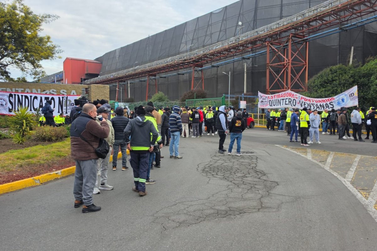 <p>Trabajadores portuarios no logran acuerdo con el Gobierno y este viernes se mantiene el paro en todo el país</p>