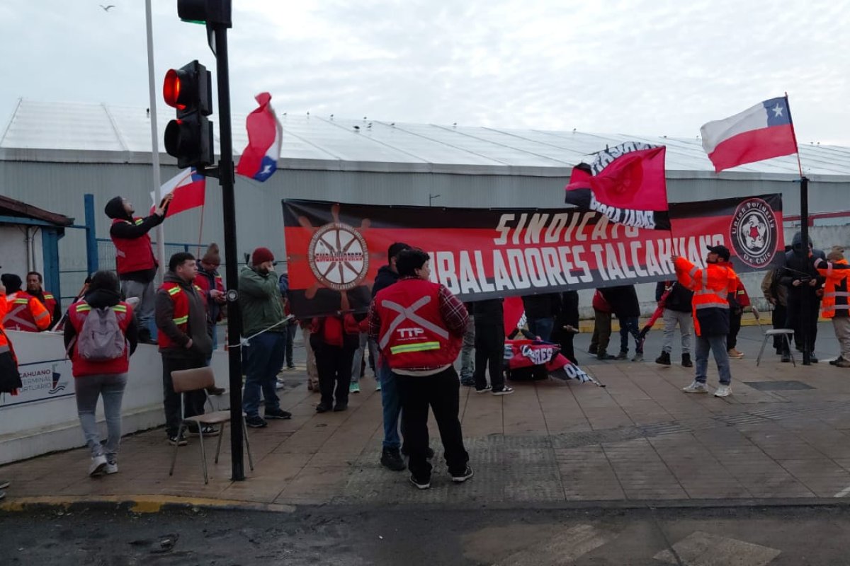 <p>Trabajadores portuarios inician paralización nacional escalonada y amenazan con huelga indefinida a partir de próxima semana si el Gobierno no acoge sus demandas</p>