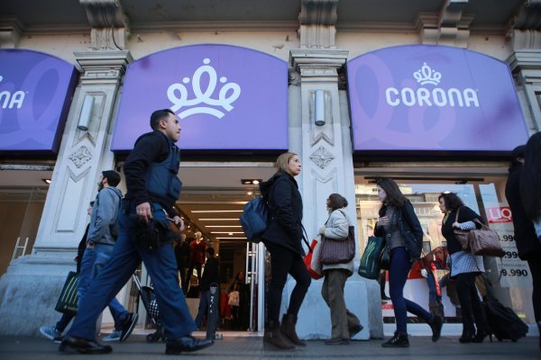 <p>Corona rematará ocho contenedores de ropa en subasta online</p>