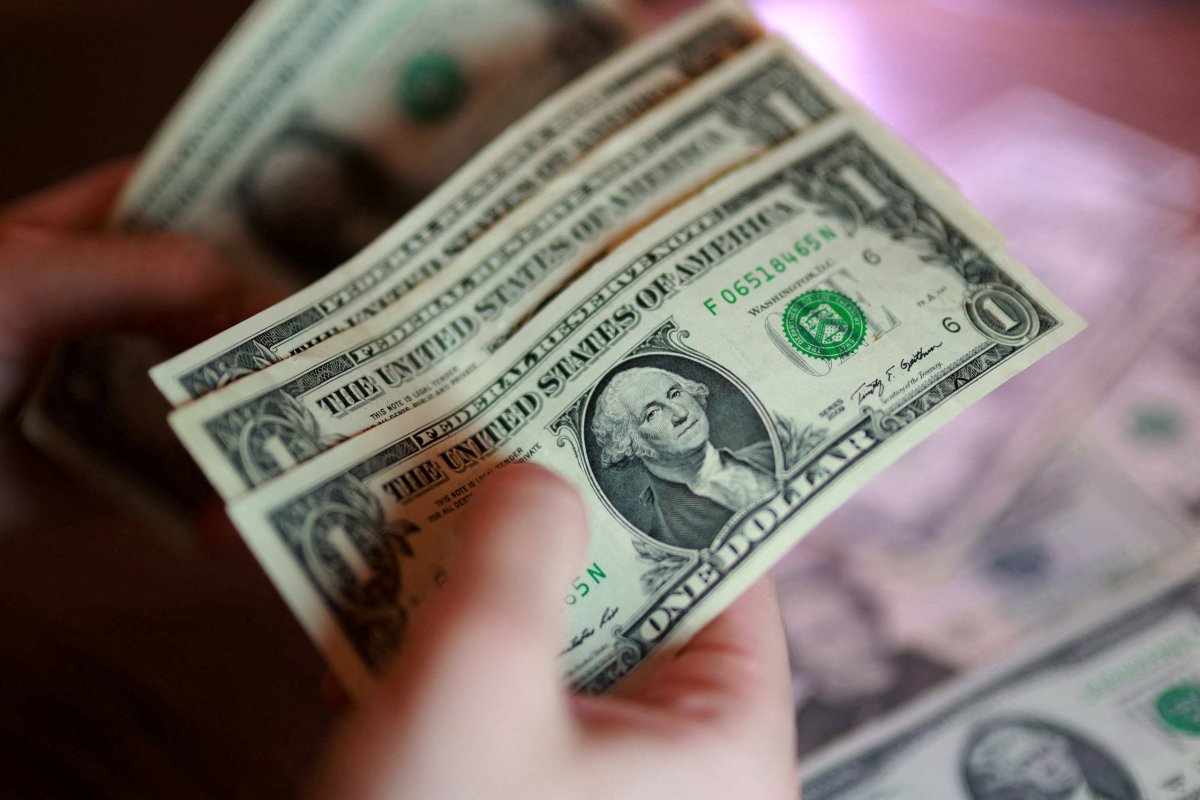 <p>Dólar abre con leve baja en medio de estabilización en mercados externos pese a tensión en Medio Oriente</p>