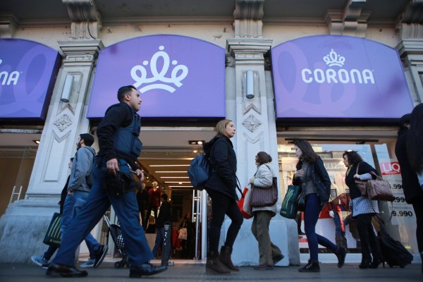 <p>Corona rematará ocho contenedores de ropa en subasta online</p>