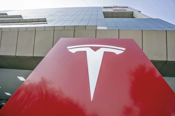 Tesla va más allá de los autos y busca registrar en Chile sus marcas de almacenamiento de energía