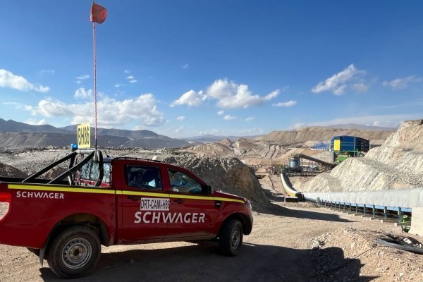 <p>Schwager ficha a André Sougarret y Hernán de Solminihac para integrar el directorio de su filial de servicios mineros</p>