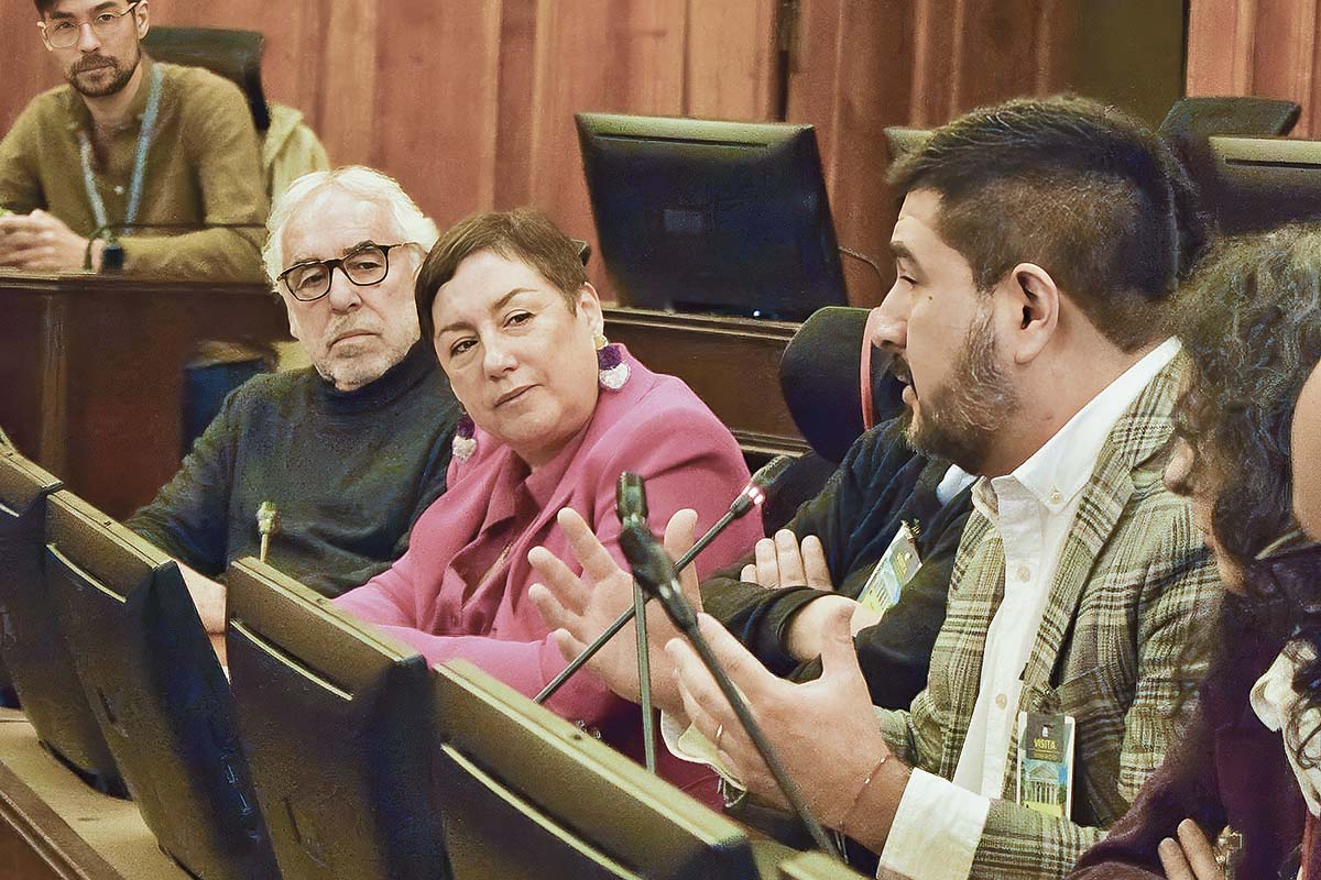 <p>Parlamentarios de oposición respaldaron los cuestionamientos de los centros de estudio.</p>