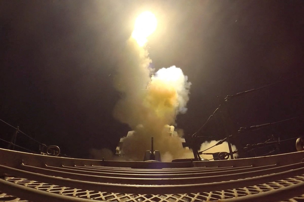 <p>Lanzamiento de un misil estadounidense contra un objetivo iraní en las primeras horas del lunes. (Foto: U.S. Central Command via Reuters)</p>