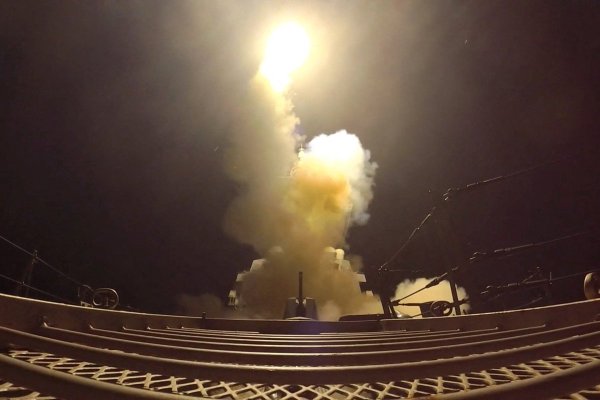 <p>Lanzamiento de un misil estadounidense contra un objetivo iraní en las primeras horas del lunes. (Foto: U.S. Central Command via Reuters)</p>