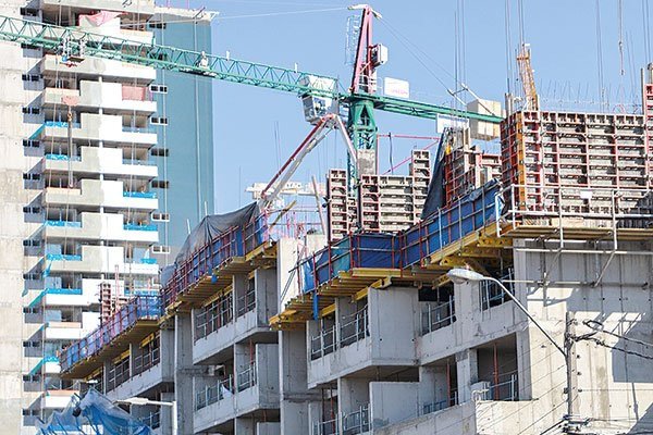 Ministerio de Vivienda vuelve a postergar definición sobre cambios urbanos con que Hacienda busca reactivar negocio inmobiliario