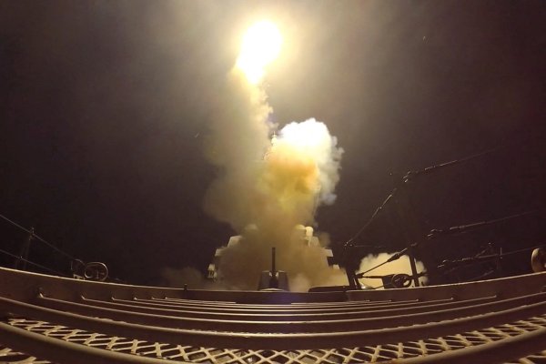 <p>Lanzamiento de un misil estadounidense contra un objetivo iraní en las primeras horas del lunes. (Foto: U.S. Central Command via Reuters)</p>