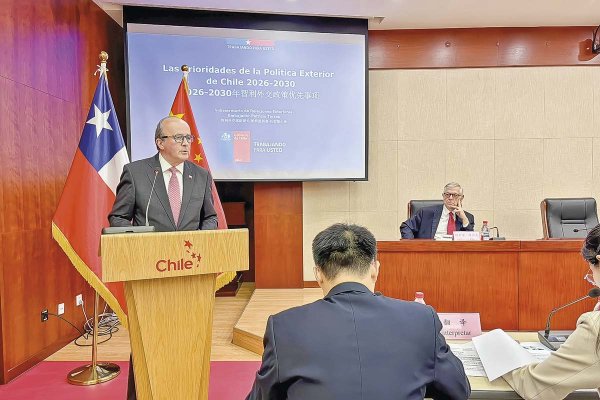 <p>Chile y China acuerdan avanzar en cooperación científica, académica e investigación antártica</p>