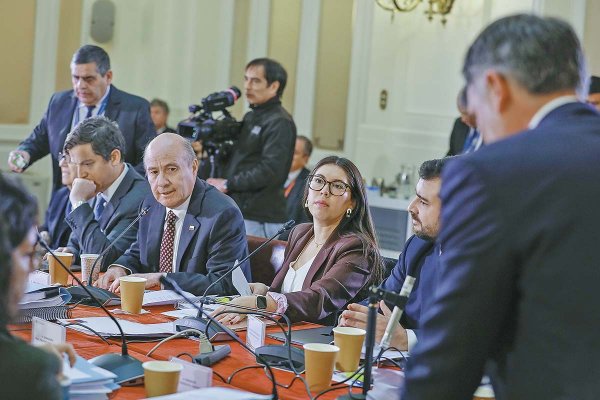 <p>El ministro de Hacienda, Jorge Quiroz, encabezó la tramitación en la comisión del ramo ayer en el Senado. Crédito: Ministerio de Hacienda.</p>