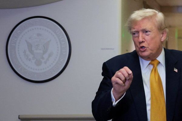 <p>Lanzamiento de un misil estadounidense contra un objetivo iraní en las primeras horas del lunes. (Foto: U.S. Central Command via Reuters)</p>