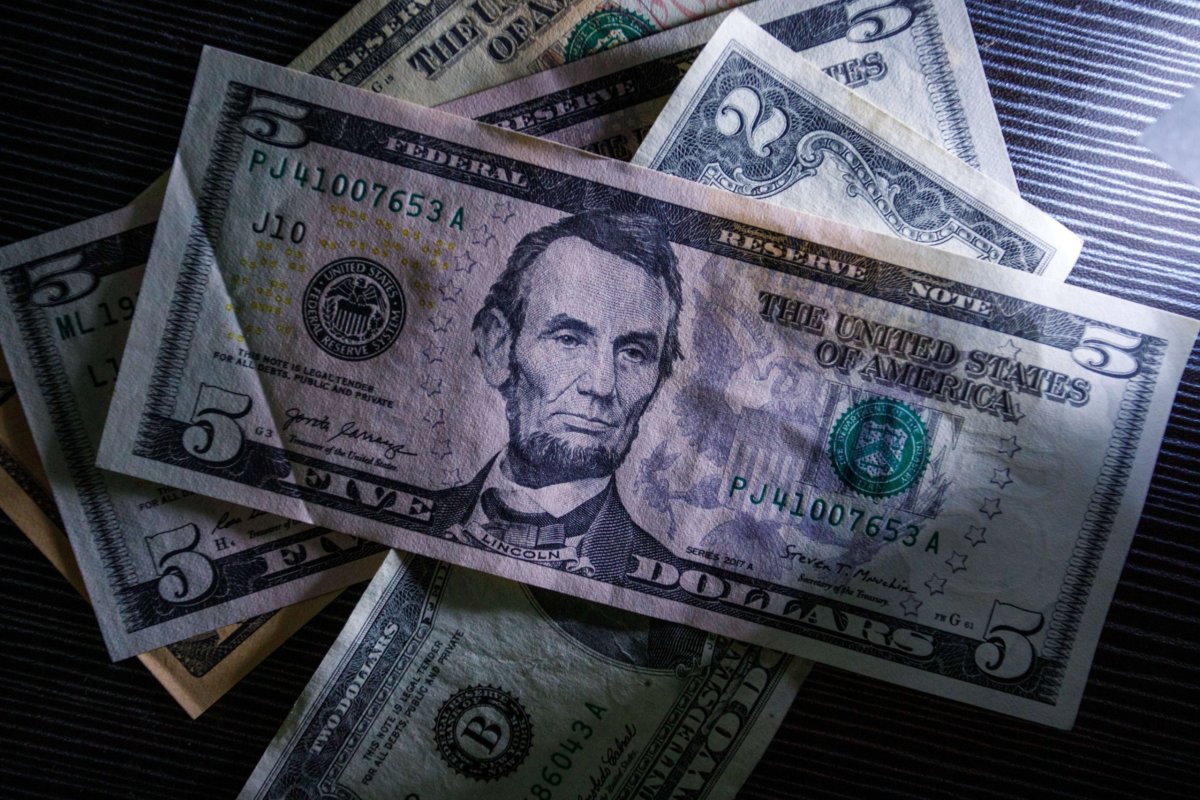 <p>El dólar se desploma casi $ 10 en la apertura tras sorpresiva contracción del IPC en EEUU en junio más profunda que lo esperado</p>