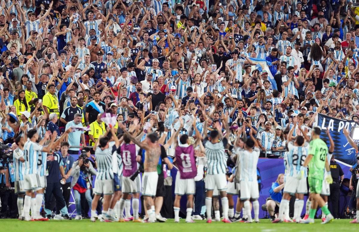 <p>Hinchas argentinos no podrán ingresar banderas sobre las Malvinas para el partido ante Inglaterra</p>