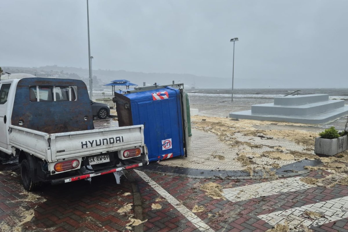 <p>Desbordes, aluviones y rachas de 120 km/h se esperan para las próximas horas en el centro-sur por sistema frontal</p>