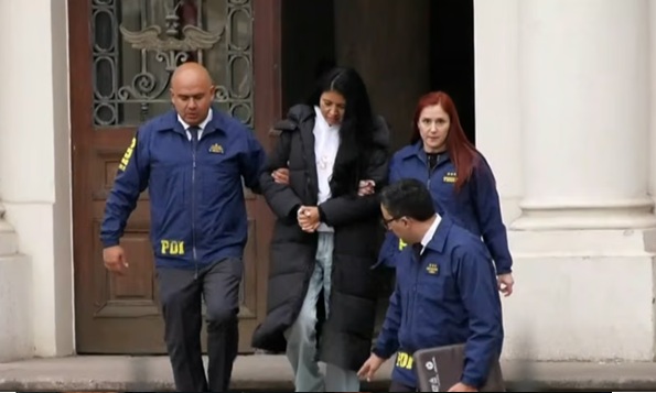 <p>Ahora en DF | Así fue la salida de la exalcaldesa de Antofagasta, Karen Rojo, de Interpol con destino al Centro de Justicia</p>