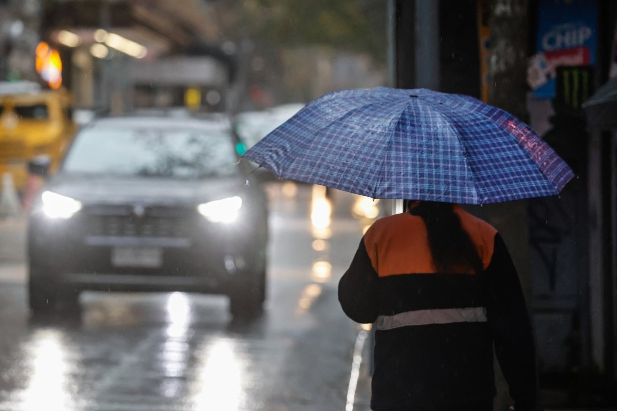 <p>Sistema frontal: Autoridades recuerdan que empresas deben suspender labores si existe riesgo para los trabajadores</p>
