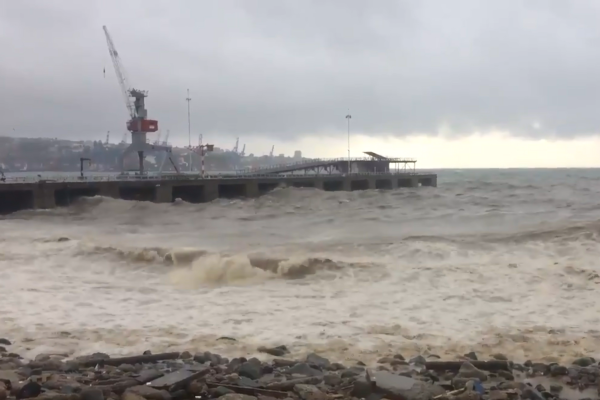 <p>Puertos cerrados en el Bíobío: Directemar mantiene alerta por fuertes marejadas desde Huasco al Golfo de Penas</p>