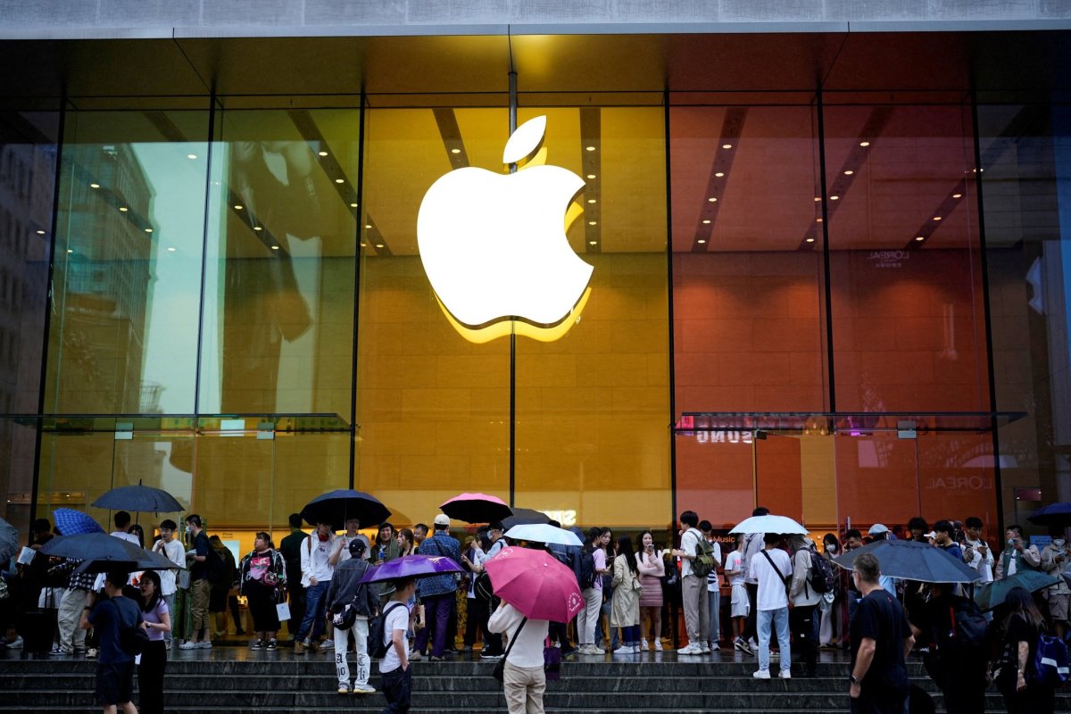 <p>Apple supera brevemente a Nvidia como la empresa más valiosa del mundo impulsada por su estrategia en IA</p>