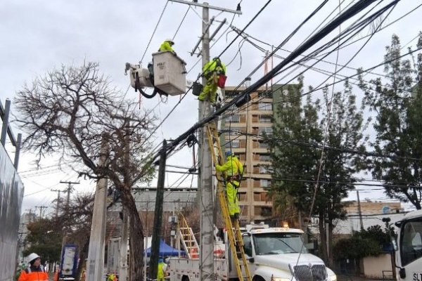 <p>Suben a 9.300 los clientes sin luz de Enel Distribución en la RM: firma apunta a Lo Barnechea y Renca como las comunas más afectadas</p>