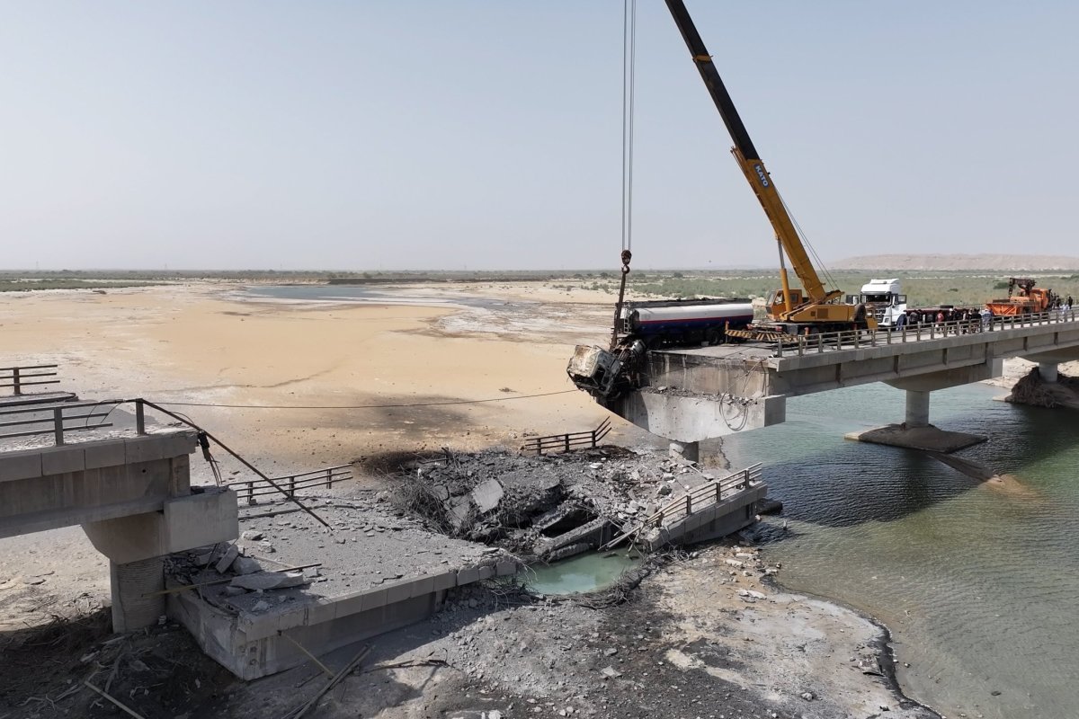 <p>Trabajadores limpian este viernes los escombros alrededor de un puente dañado, tras los ataques aéreos estadounidenses llevados a cabo el día anterior, en la provincia de Hormozgan, Irán.</p>