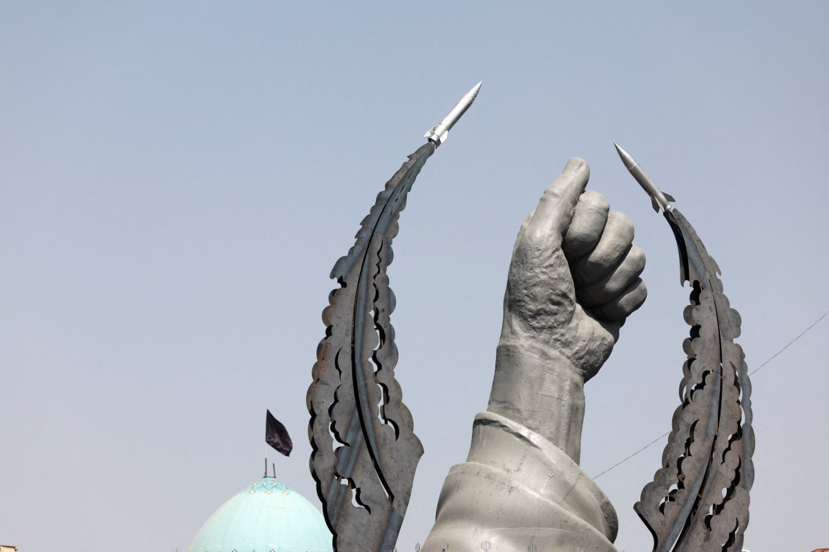 <p> Una estatua que simboliza la mano del difunto líder supremo de Irán, el ayatolá Ali Jamenei, en la plaza Enghelab de Teherán. (Foto: Reuters)</p>