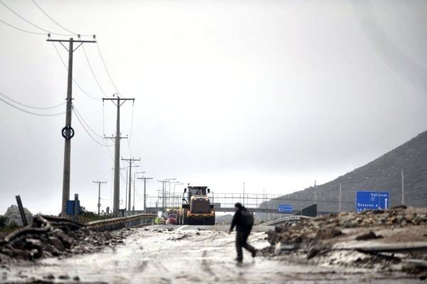<p>Cortes de la Ruta 5 entre Copiapó y La Serena obligan a empresas de buses a suspender servicios entre el norte y el centro del país</p>