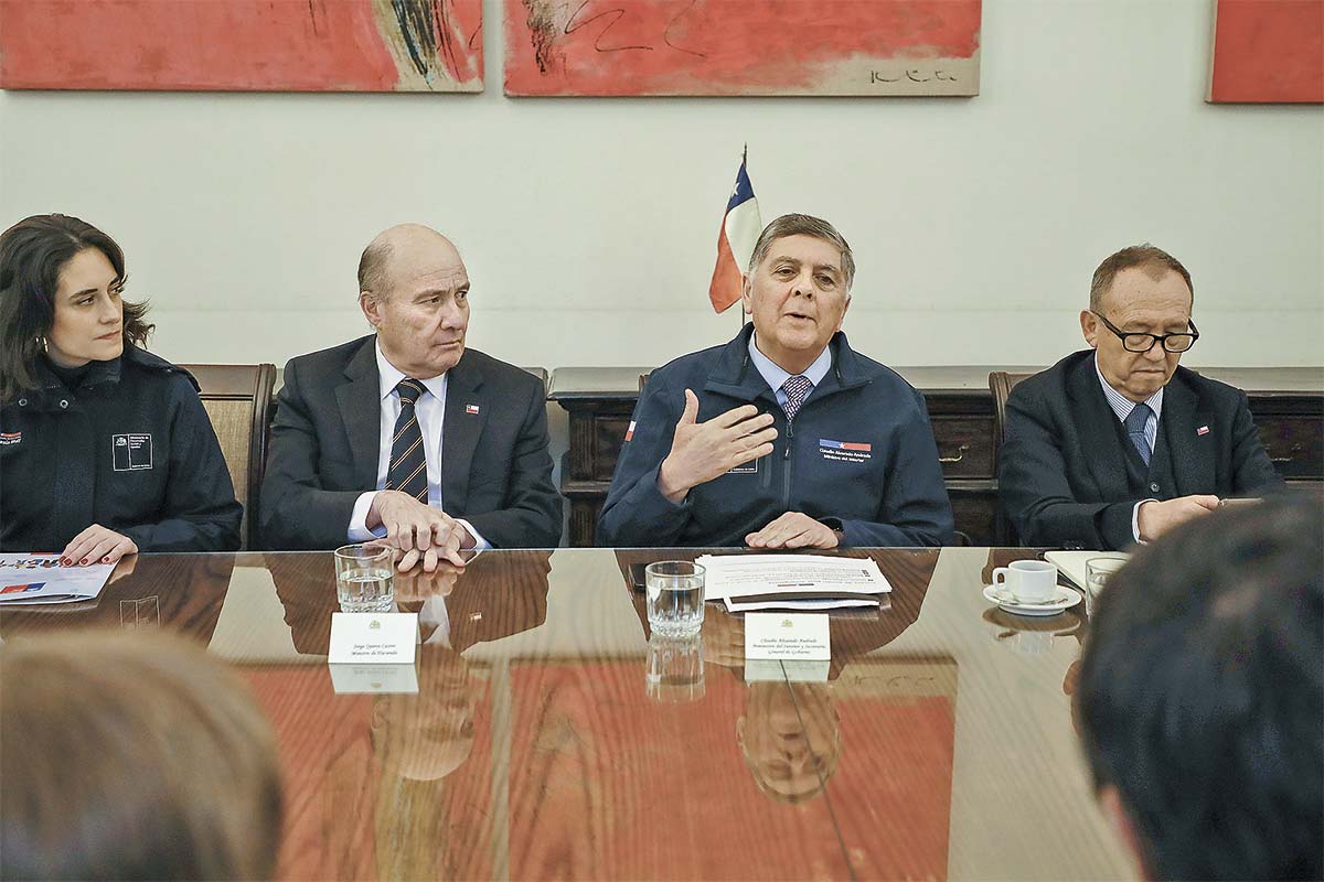 <p>Los ministros Quiroz y Alvarado reforzaron las negociaciones con el PDG ad portas del tercer trámite. Foto: Ministerio de Hacienda</p>