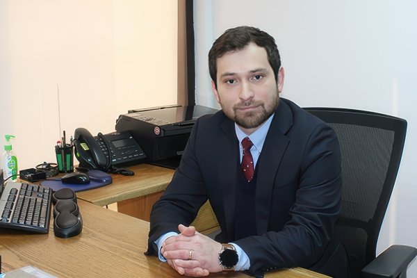 <p>Nuevas jefaturas, foco en plazos y sin nuevas guías de evaluación: los tres primeros meses del timonel del SEA</p>