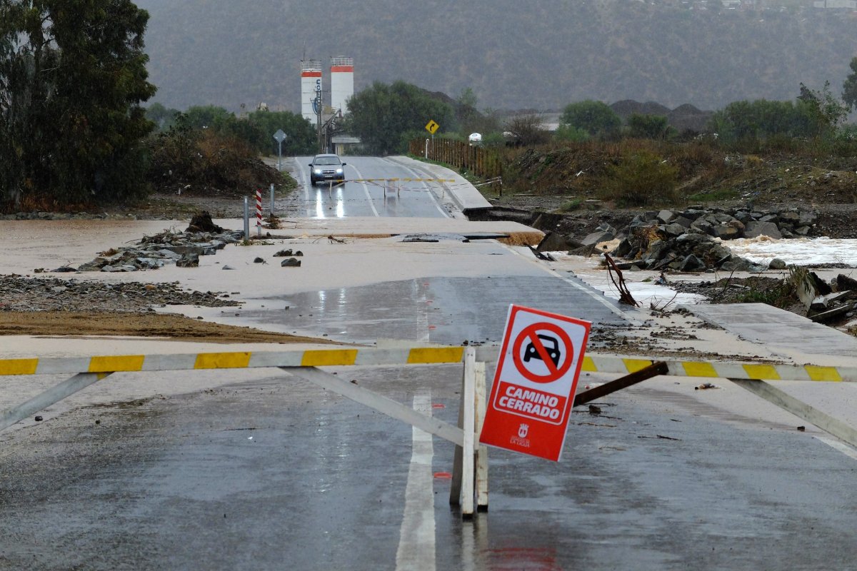 <p>Sistema frontal: gremio de camioneros y Mercado Lo Valledor advierten efectos de los cortes de caminos</p>