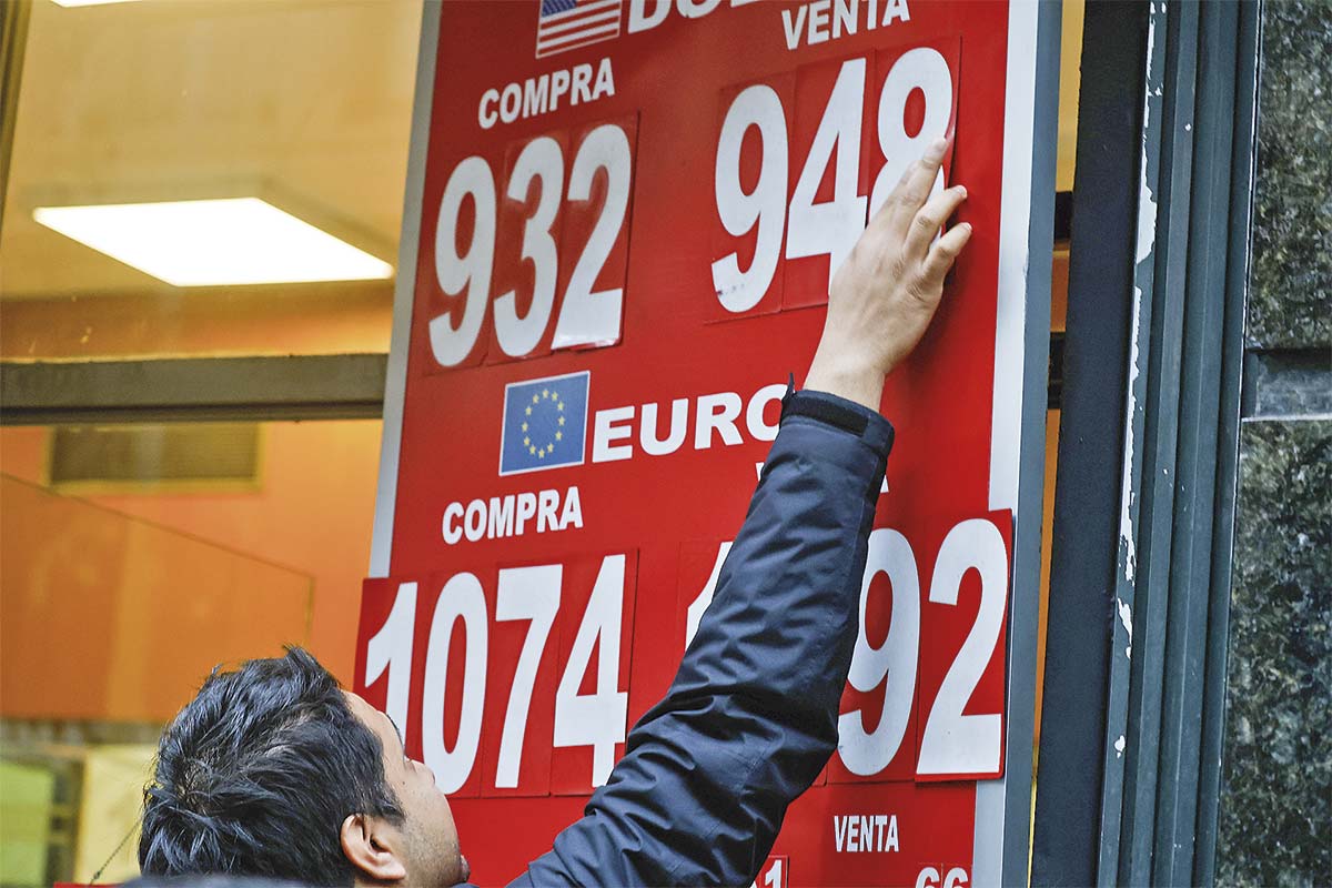 <p>Él dólar rompió la resistencia de los $ 940 en los primeros negocios de este jueves. Foto: Aton.</p>