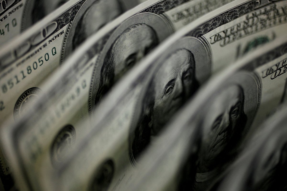 <p>El dólar baja en la apertura en medio de respiro en la escalada en los precios del petróleo</p>