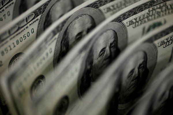 <p>El dólar baja en la apertura en medio de respiro en la escalada en los precios del petróleo</p>