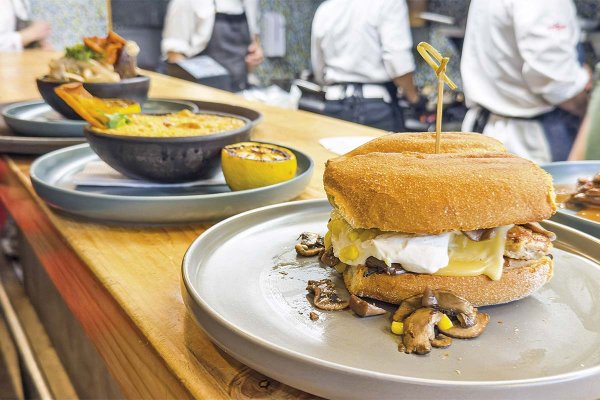 <p>Icónica Fuente Penquista de Concepción amplía su local, abre nuevo negocio de repostería y alista su ingreso al segmento de enlatados</p>