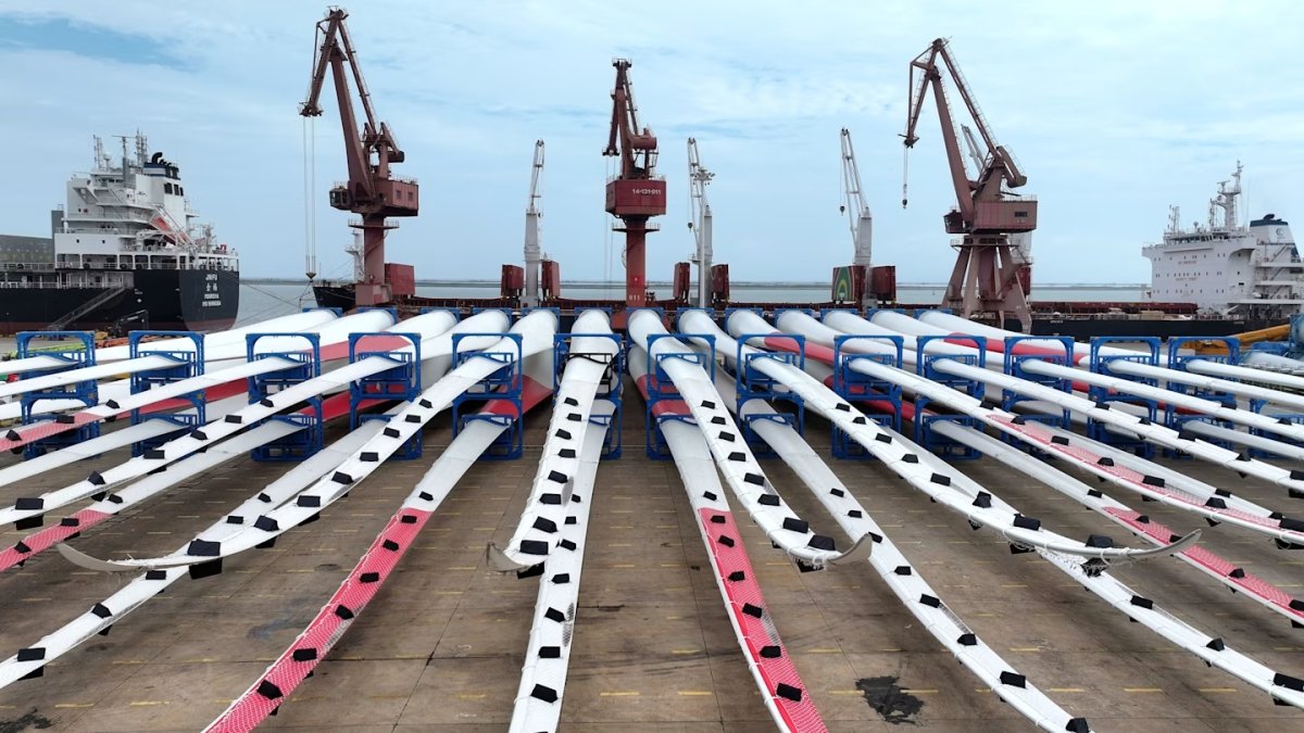 <p>Aspas de turbinas eólicas en un muelle en China, cuyo programa insignia de infraestructura en el extranjero aumentó la financiación de energías renovables a 20.100 millones de dólares en el primer semestre</p>