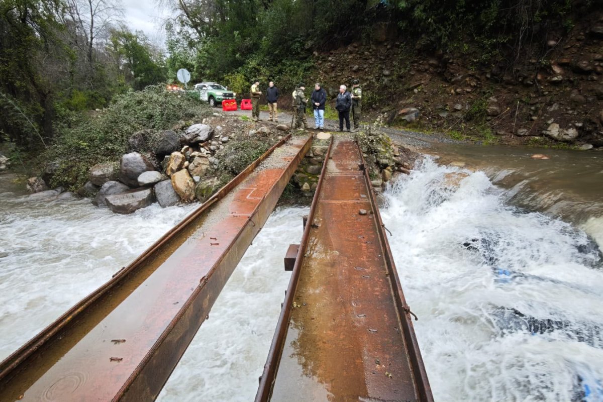 <p>Alertas preventivas por desborde de ríos, cortes de luz y riego de trombas marcan el domingo de lluvias en la zona central</p>
