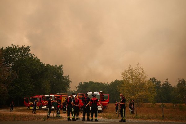 <p>Incendios forestales amenazan a Burdeos, Francia y España que luchan contra las llamas</p>