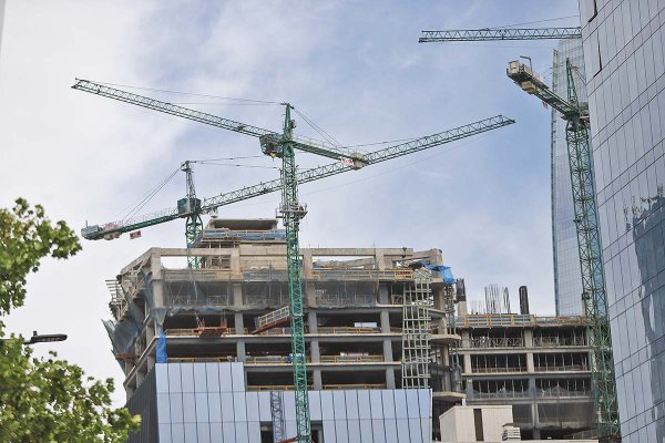 <p>Retrasos en aprobación de obras eleva costos de viviendas en 10%: ranking revela regiones de Chile con más demora para proyectos inmobiliarios</p>