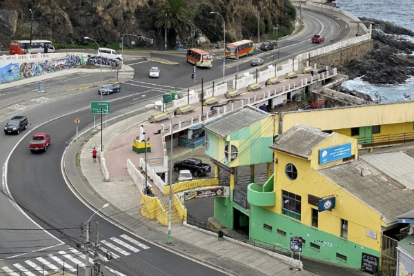<p>“Las ventas han caído al 10%”: restaurantes de tradicional Caleta el Membrillo advierten que podrían quebrar por los socavones que dejó el temporal</p>