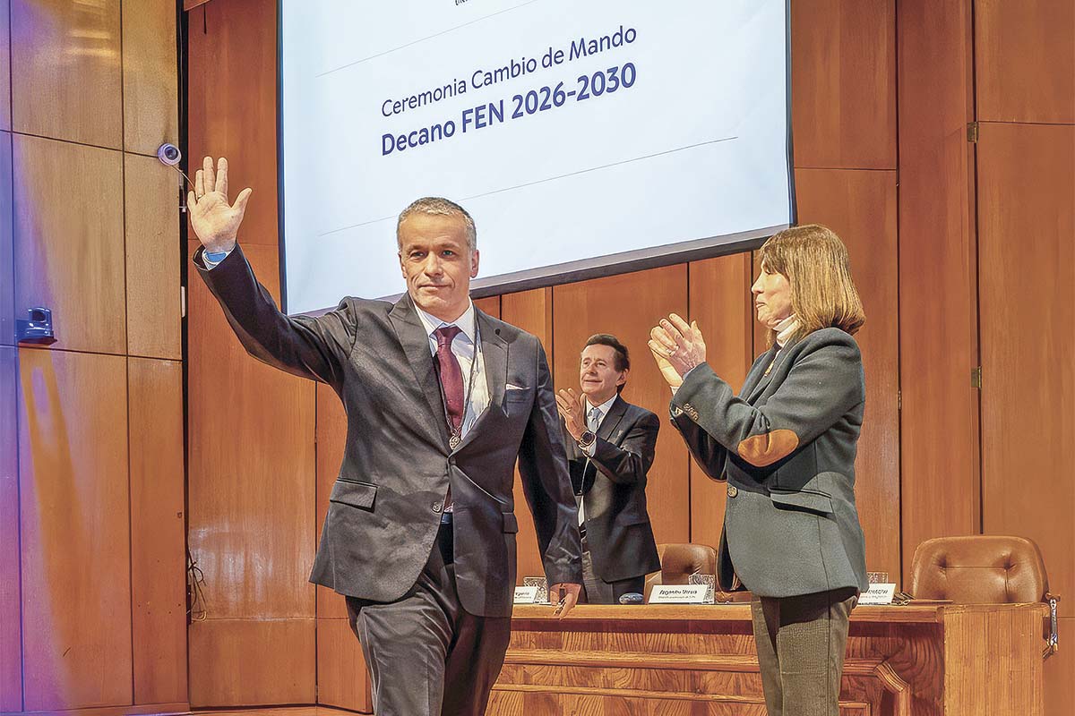 <p>Landerretche en la ceremonia en que participaron José de Gregorio, ahora exdecano; y la rectora de la U. de Chile, Alejandra Mizala.</p>
