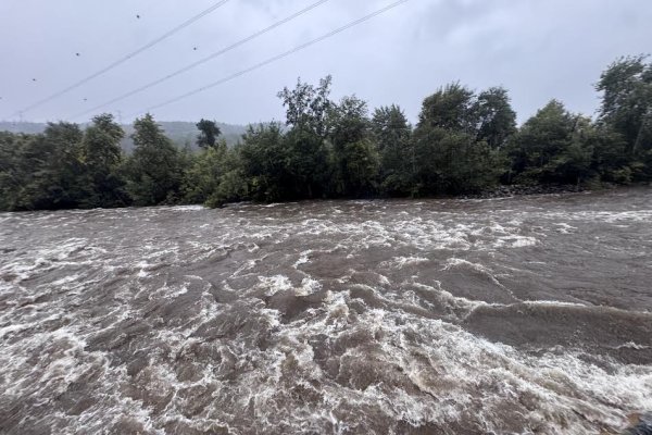 <p>Desborde del río Mataquito amenaza la conectividad de la Ruta 5, activa Alerta Roja y moviliza evacuaciones preventivas en la Región del Maule</p>