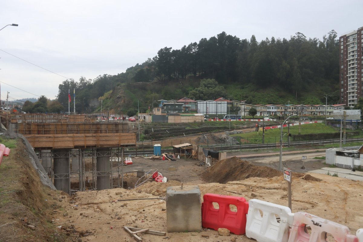 <p>Acorraladas por el factoring, contratistas de firma española que abandonó obras en Chile exigen pagos por $ 3 mil millones y alistan demandas contra el Estado</p>
