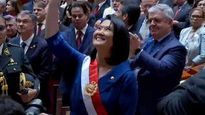 <p>Ahora en DF | Keiko Fujimori jura como presidenta de Perú y anuncia un alza del salario mínimo del 15%</p>