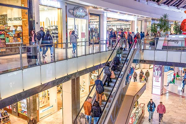 <p>Repunta el ánimo de los consumidores chilenos al inicio del segundo semestre, pero con un ojo en el empleo y la guerra</p>