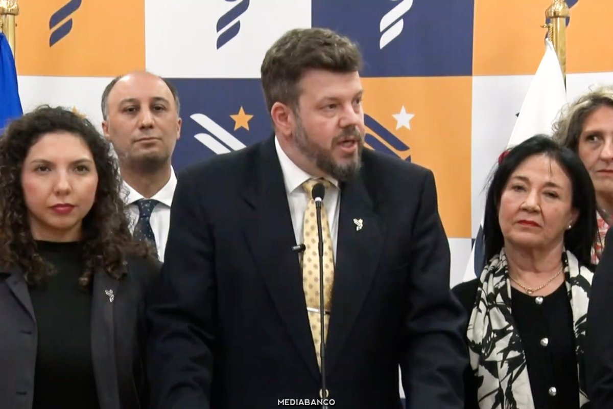 <p>Ahora en DF | Kaiser apoya privatización de Codelco y propone repartir ganancias entre los chilenos: "Dos millones de pesos para cada uno"</p>