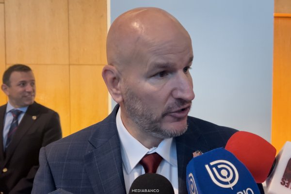 <p>Ahora en DF | Embajador de EEUU ante críticas de ministros chilenos por aranceles: “No habrá ningún trato si habla gente que no tiene que ver con las negociaciones”</p>