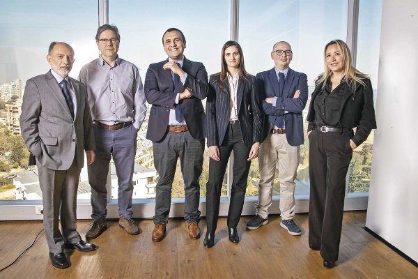 El equipo de Hakamana integrado por Sergio Muñoz, Claudio Bonilla, Aldo Díaz, Emma Fischer, Francisco Marcet y Carolina Plaza.